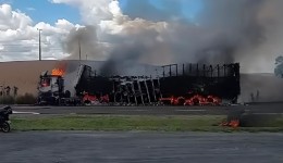 Carreta de câmara fria fica destruída após incêndio na BR-280