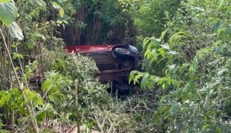 Casal fica ferido após carro ficar sem freio e cair em ribanceira