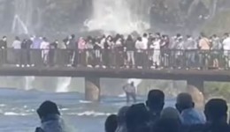 Turista se arrisca para recuperar celular nas Cataratas do Iguaçu