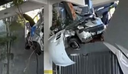 Carreta desanda após ficar sem freios e arrasta automóvel