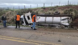 Motorista morre após caminhão de leite tombar na PR-459