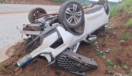 Motorista fica ferida após bater carro contra barranco e capotar no Oeste
