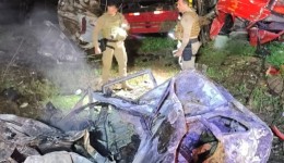 Pai e dois filhos morrem após carro pegar fogo em acidente