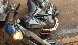 Colisão entre carro e moto deixa uma pessoa ferida