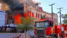 Incêndio de grandes proporções destrói prédio histórico do Instituto de Educação no PR