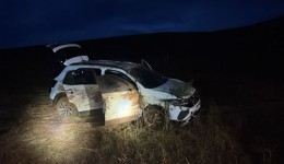 Mulher fica ferida após carro sair da pista e capotar na PR-180