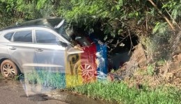 Mulher fica ferida em acidente que envolveu dois carros e caminhão na BR-163