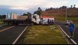Colisão entre caminhão e carro é registrada no trevo da PRC-180 entre Marmeleiro, Renascença e Campo Erê