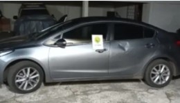 Jovem é preso após ser pego com veículo furtado e tentar subornar policiais