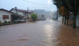 Chuva de 45 milímetros em uma hora causa pontos de alagamentos
