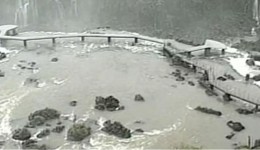 Construída há mais de 30 anos, passarela das Cataratas do Iguaçu resistiu a 46 milhões de litros de água por segundo