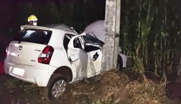 Três homens ficam feridos após carro colidir em poste na PR-180