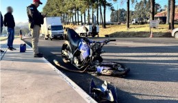 Jovem sofre fraturas em colisão entre carro e moto na PR-483