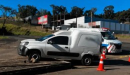Fiorino sai da pista e fica presa em canteiro após motorista evitar colisão