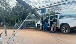 Caminhonete furtada no Rio Grande do Sul é recuperada após bater em poste