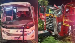 Caminhão dos bombeiros é atingido por ônibus a caminho de incêndio
