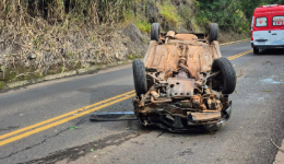 Carro capota na SC-480 e adolescente fica ferido