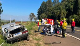 Homem morre e outro fica gravemente ferido após carro sair da pista