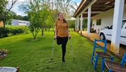 Mãe, esposa e guerreira: Vanessa luta para voltar a caminhar após amputação causada por câncer ósseo