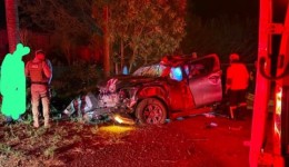 Motorista morre em saída de pista seguida de capotamento de caminhonete