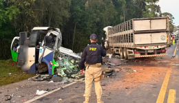 Acidente entre micro-ônibus e carreta deixa 22 mortos e cinco feridos