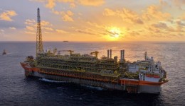Navio-plataforma da Petrobras atinge produção máxima no pré-sal