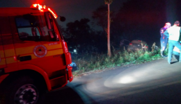 Homem fica ferido após carro capotar