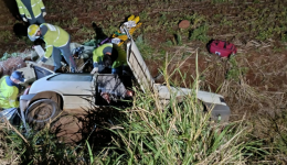 Homem fica preso em veículo após saída de pista