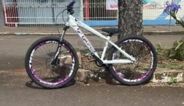 Homem escala muro e furta bicicleta de residência