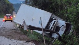 Caminhão frigorífico tomba na PRC-280 e deixa uma pessoa morta