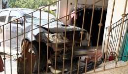 Hilux invade loja após colisão de forte impacto no Centro de Realeza