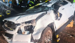 Adolescente morre e outro fica gravemente ferido após caminhonete capotar e ser atingida por caminhão na BR-376
