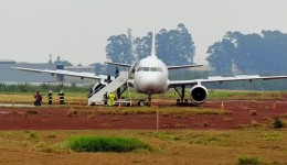 Avião da Latam com 151 pessoas a bordo sai da pista durante pouso e fica atolado na lama no Paraná
