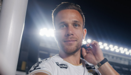 Arthur é anunciado pelo Santos e assina contrato até o fim de 2026