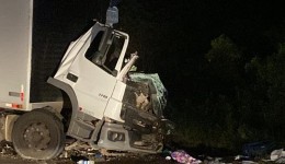 Motorista morre e três pessoas ficam feridas em colisão entre caminhões na BR-282