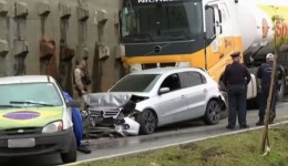 Caminhão-tanque atinge grupo que parou para ajudar motociclista e mata duas pessoas