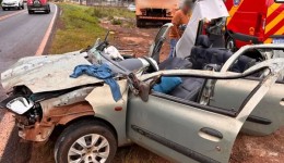 Mulher fica presa às ferragens após carro capotar e bater em caminhão na PR-566