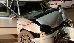 Motorista fica gravemente ferido após bater carro contra poste durante a madrugada