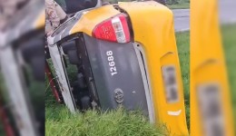 Viatura da PM sai da pista e tomba durante chuva na PR-180