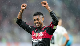 Flamengo vence o Corinthians no fim e reassume a liderança do Brasileirão