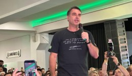 “Lula não tem mais condições psiquiátricas de continuar presidindo esse Brasil”, diz Flávio durante ato de campanha em Chapecó