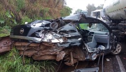Colisão entre carro e caminhão deixa um morto e dois feridos na SC-155