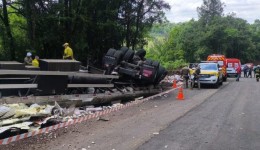 Motorista morre após caminhão tombar na SC-283