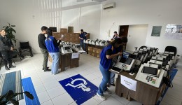 Urnas eletrônicas são lacradas e carregadas no Fórum Eleitoral de Barracão