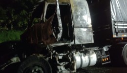 Incêndio destrói cabine de carreta na BR-158