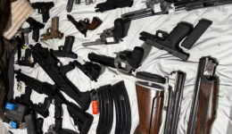 PF apreende 44 armas, R$ 535 mil e cheques de R$ 1 milhão em operação na Bahia