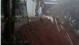 Queda de muro de contenção provoca deslizamento de terra e família deixa residência