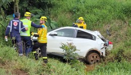 Colisão frontal entre HR-V e carreta deixa mulher e duas crianças mortas na BR-163