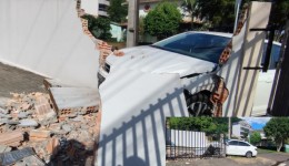Após colisão entre carros, Virtus atinge muro de residência e criança fica ferida
