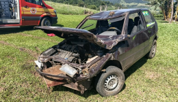 Mulher e duas crianças ficam feridas após carro capotar em rodovia